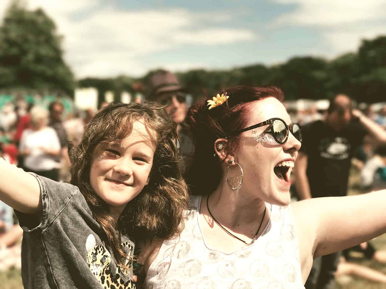 5. VIVES TU DÍA A DÍA COMO SI FUERA UN FESTIVAL Disfruta de la vida sobre todas las cosas ¿Nunca te ha pasado que vas por la calle con tu música y parece que formas parte de un videoclip? Pues esa sensación es de las mejores del mundo. Cuando nada te importa, solo disfrutar. La música electrónica tiene la capacidad de transportarte a un mundo mágico en cuestión de segundos. Puede hacerte sentir emociones increíbles y erizarte la piel. Es un instrumento genial para mejorar nuestro positivismo y nuestra visión del mundo. La felicidad te invade cuando escuchas tu tema favorito o tu Dj favorito. Esa sensación de estar en un festival, de que es verano o primavera y de que todo es perfecto y no haces más que sonreír. Porque la música electrónica es vida y lo que nos hace sentir es impresionante.