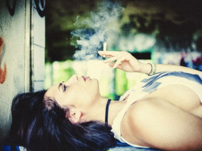 chica-fumando-cierre-ocio-nocturno