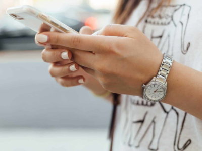 whatsapp-encuestas-manos