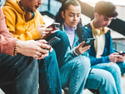 FoMO-grupo-gente-movil