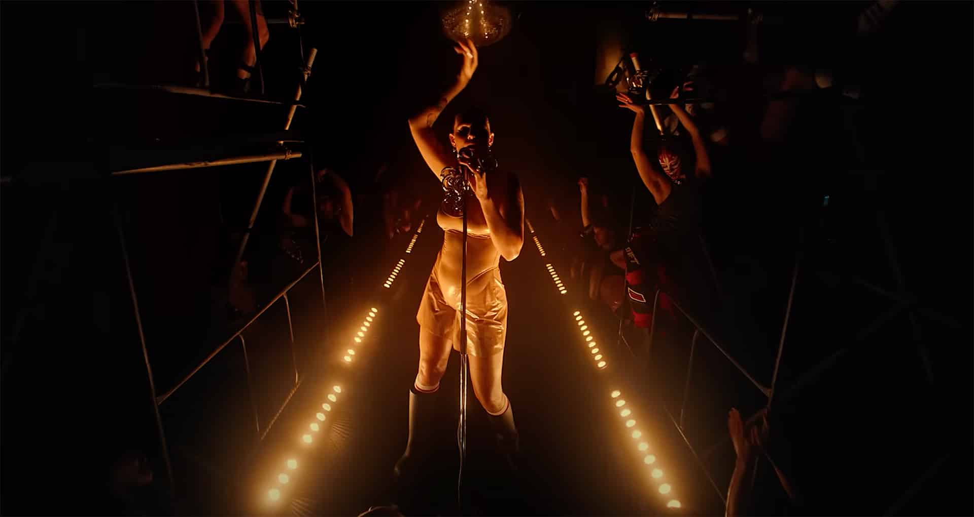 Tove Lo en el videoclip de HEAT