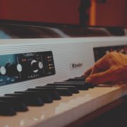 David Guetta muestra como trabaja con el Rhodes MK8