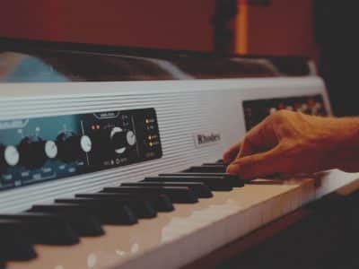 David Guetta muestra como trabaja con el Rhodes MK8