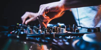AEDYP se reunió con el ministro Urtasun para reclamar que los DJs cobren de SGAE como creadores de sus sesiones de música electrónica.