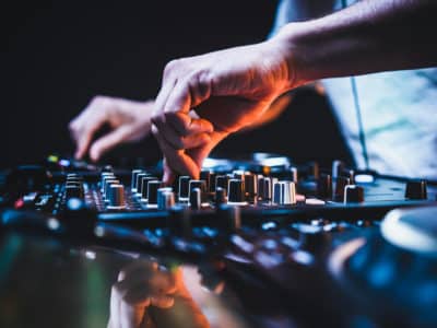 AEDYP se reunió con el ministro Urtasun para reclamar que los DJs cobren de SGAE como creadores de sus sesiones de música electrónica.