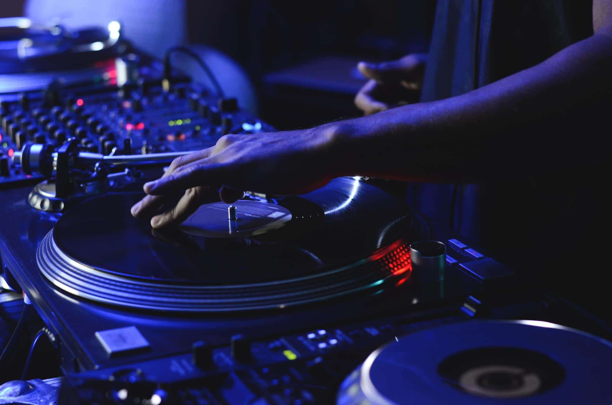 Ser DJ es (oficialmente) un trabajo soñado. Menos en los países que fabrican DJs