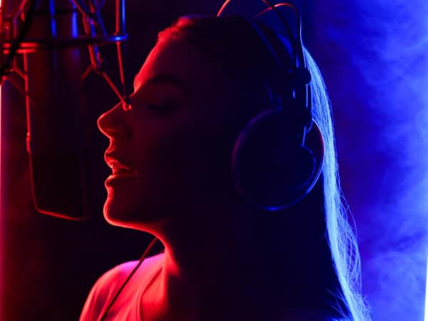 warner-music-ia-demanda-artistas